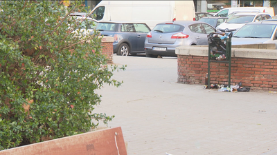 Los vecinos denuncian la suciedad y abandono de la plaza del doctor Barraquer en Fuencarral