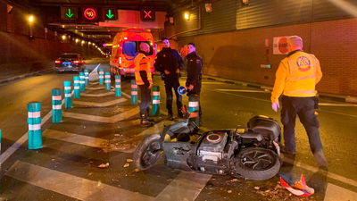 Herido grave un hombre en un accidente de moto en la calle María de Molina