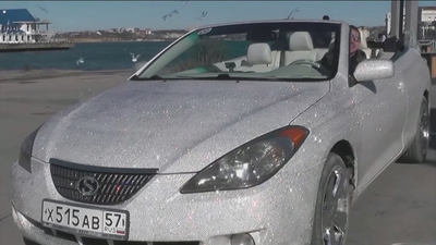 Un coche recubierto de diamantes circula por Sebastopol