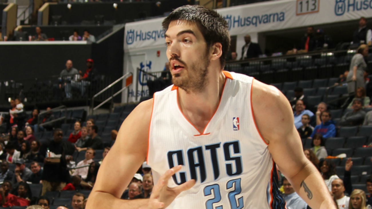 Estudiantes ficha al 'gigante' Byron Mullens