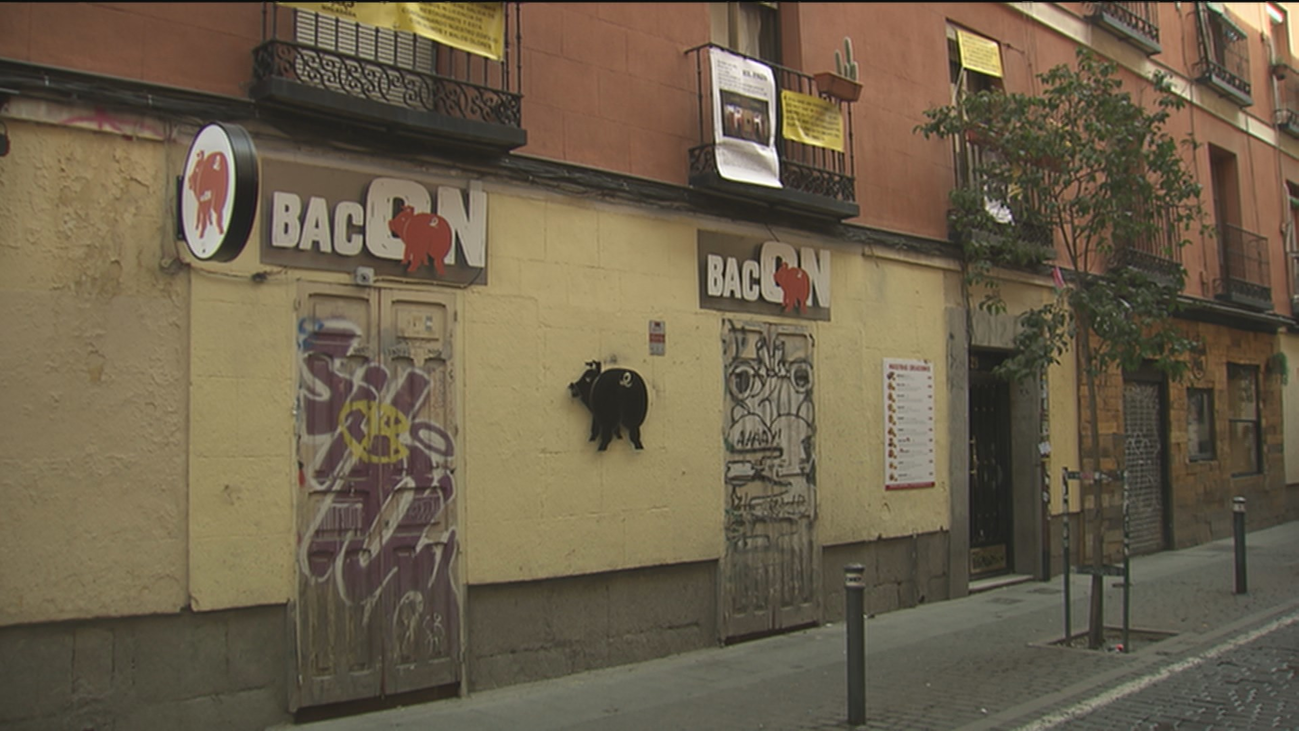 Vecinos de Malasaña denuncian a un bar 'ilegal' que les amarga la vida con estruendo y malos olores
