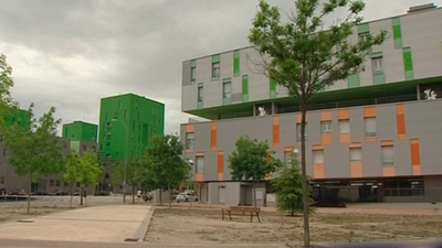 Miles de vecinos de viviendas sociales adeudan 80 millones de euros tras años sin pagar