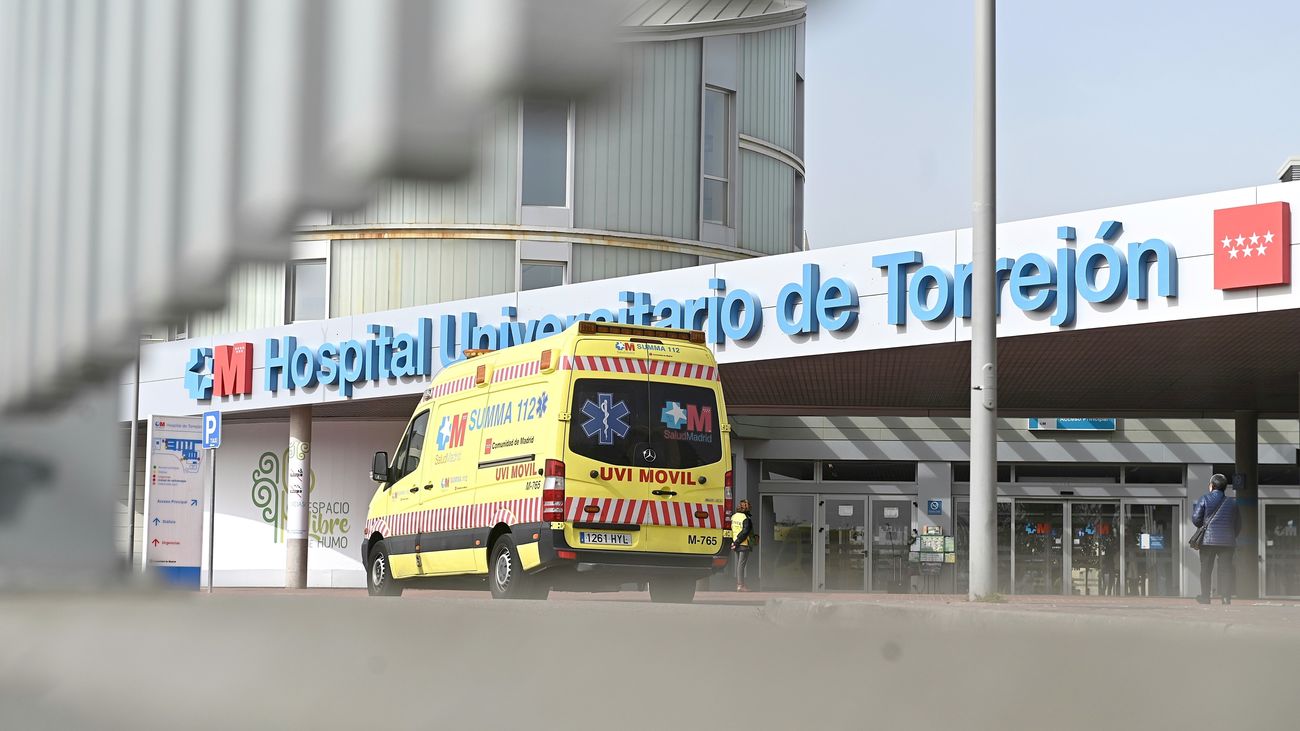 Una ambulancia en la entrada del Hospital de Torrejón