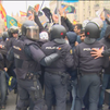 Policías y Guardias Civiles rompen el cordón policial en su manifestación frente al Congreso