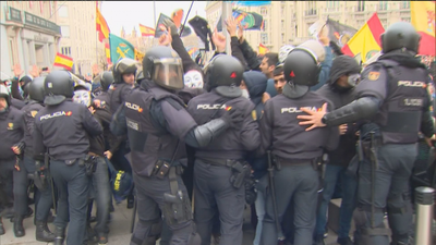 Policías y Guardias Civiles rompen el cordón policial en su manifestación frente al Congreso