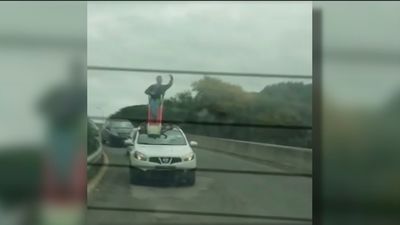 Acusados de un delito de tráfico dos jóvenes de Boadilla al circular con un tobogán subido en el techo del coche