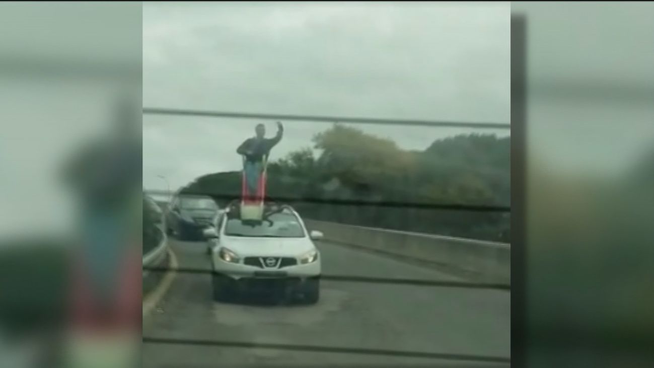 Acusados de un delito de tráfico dos jóvenes de Boadilla al circular con un tobogán subido en el techo del coche