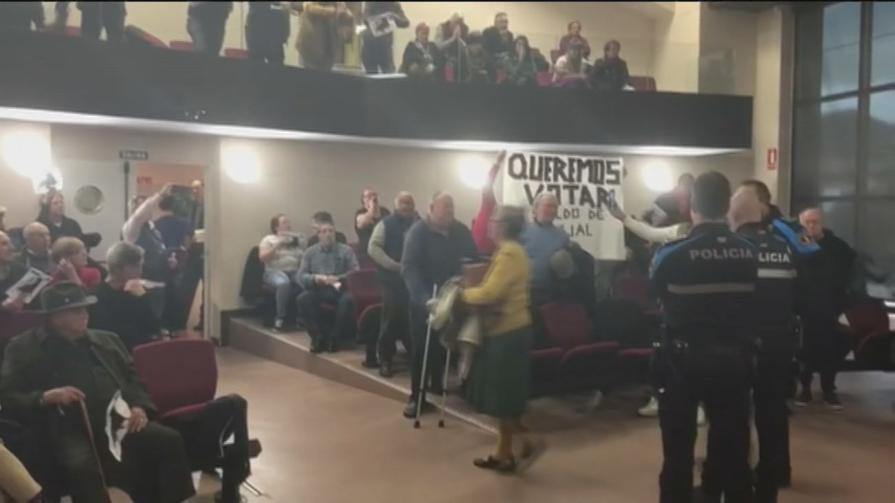Momento del pleno en el que ha protestado un grupo de vecinos