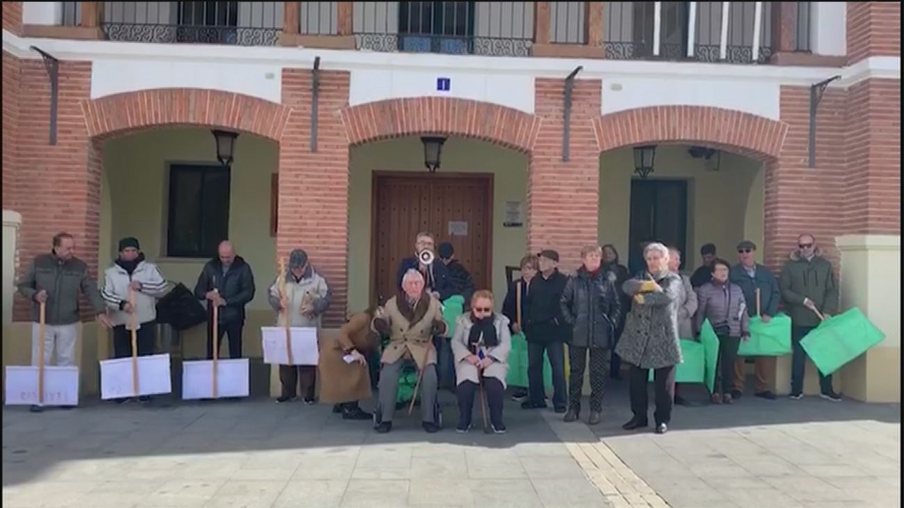 Los vecinos han protestado en varias ocasiones delante del Ayuntamiento