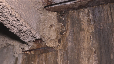 Denuncian vivir rodeados de aguas fecales en el garaje de un edificio de Usera