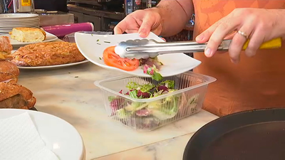 En Cataluña será obligatorio entregar al cliente las sobras de la comida en un tupper