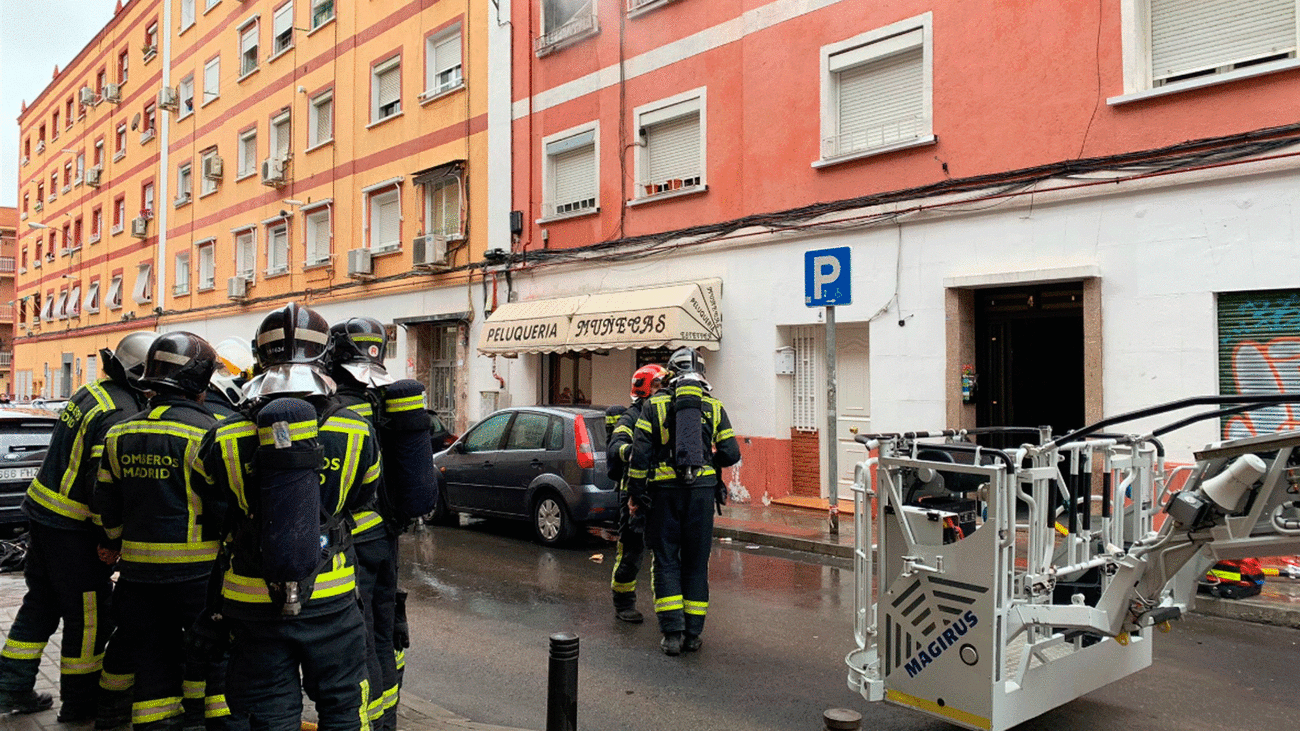 Bomberos de Madrid durante el rescate de una mujer en Vallecas