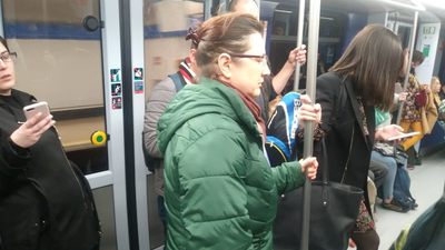 Viajar en el autobús, el Cercanías o en el metro de Madrid con la mente puesta en el coronavirus