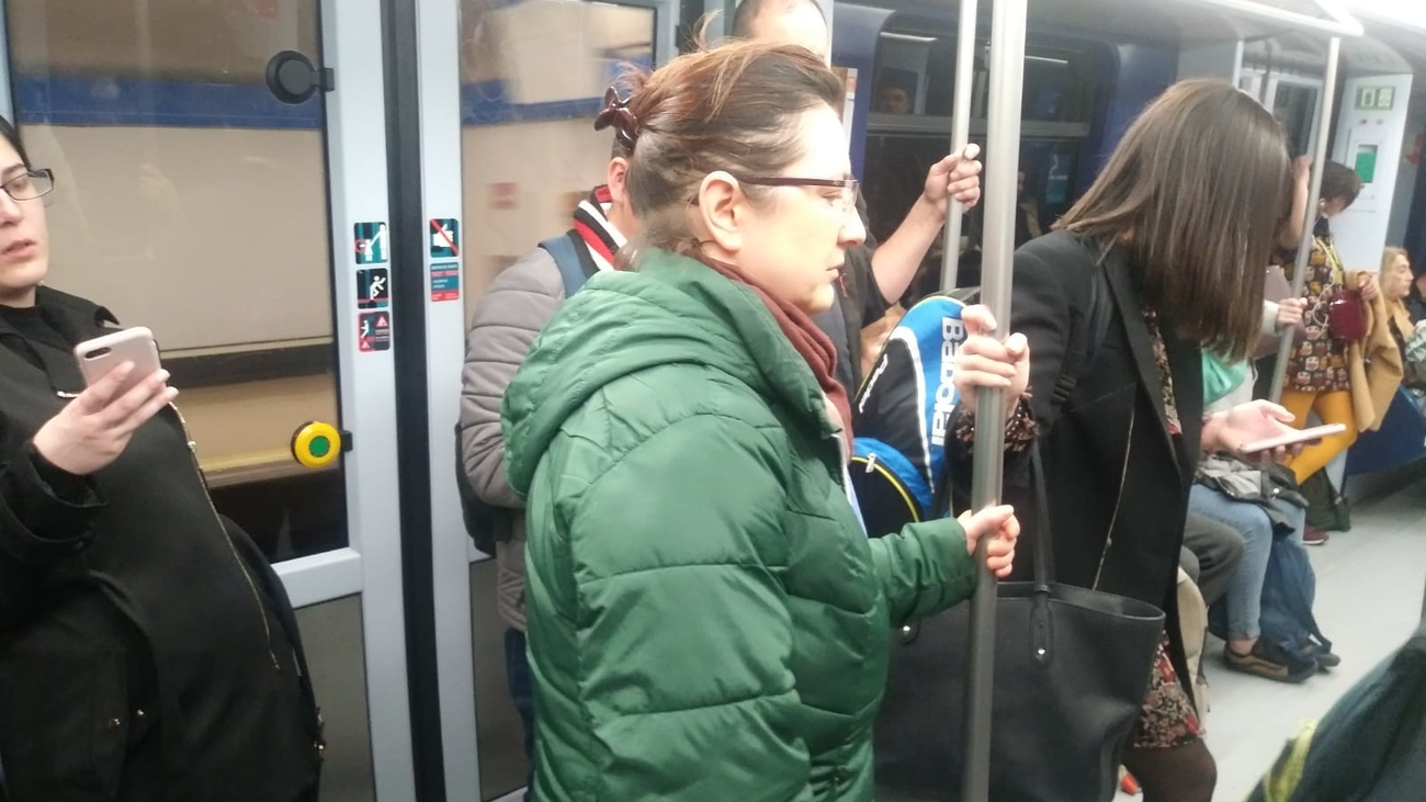 Viajar en el autobús, el Cercanías o en el metro de Madrid con la mente puesta en el coronavirus