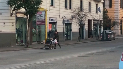 Los italianos responden con resignación al primer día sin clase por el coronavirus