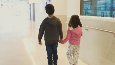 La historia de Chloe y de sus "superhéroes" de la UCI Pediátrica del Gregorio Marañón