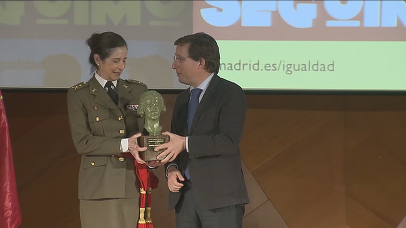 La primera general del Ejército, Patricia Ortega, recibe el premio Clara Campoamor