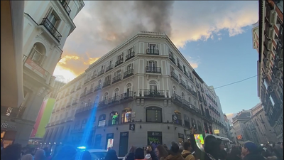 Incendio en un edificio entre Preciados y la calle del Carmen, en pleno centro de Madrid