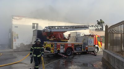 Los bomberos extinguen un incendio en una nave de reciclaje de papel en San Blas