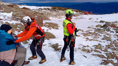 El GERA de Bomberos rescata a dos personas en Rivas y Rascafría