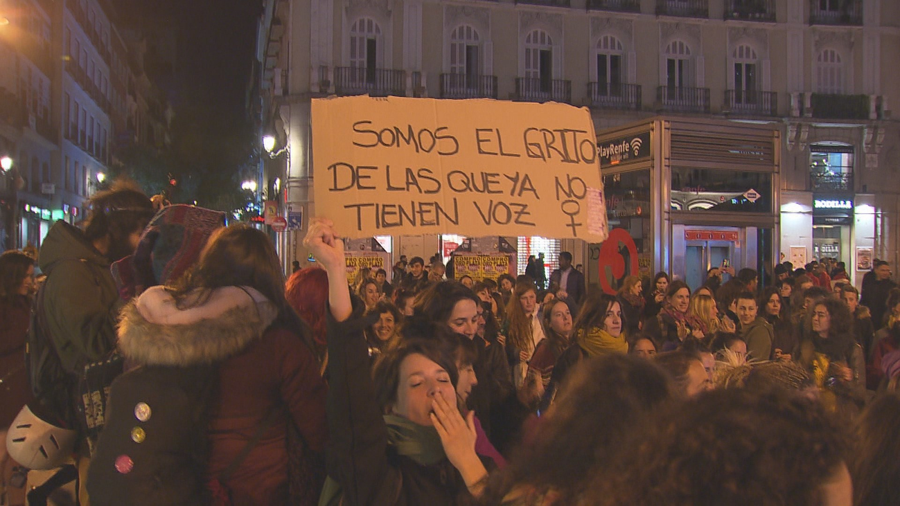 El 8-M arrancó con una cacerolada en la Puerta del Sol