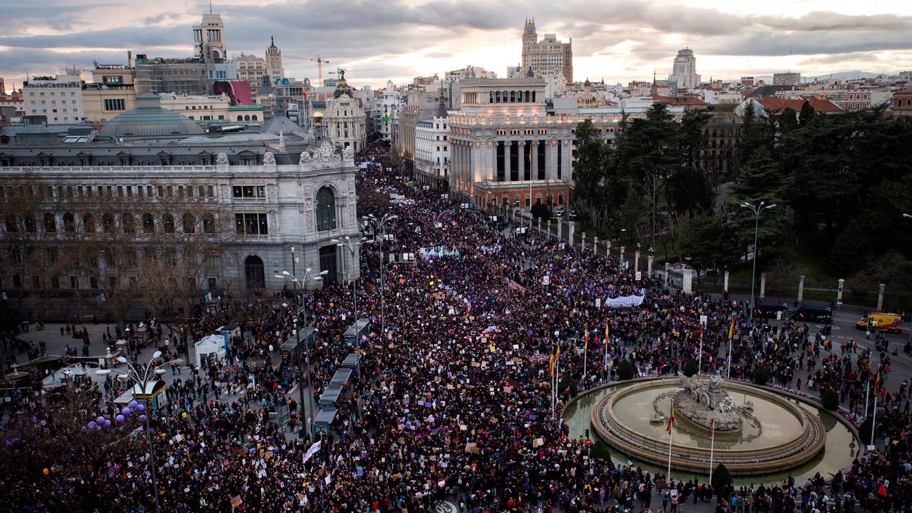 Cientos de miles de personas marchan en Madrid en el Día de la Mujer