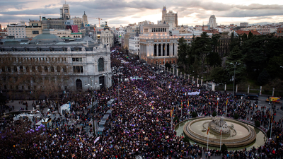 Cientos de miles de personas marchan en Madrid en el Día de la Mujer