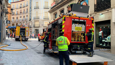 Los bomberos controlan un nuevo foco del incendio en un edificio cercano a Sol