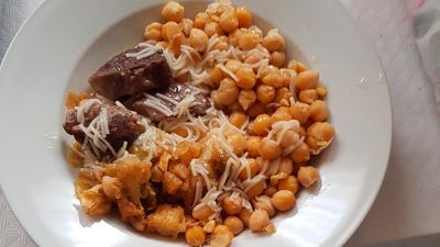 Villaverde reparte 100.000 menús solidarios desde el inicio de la pandemia