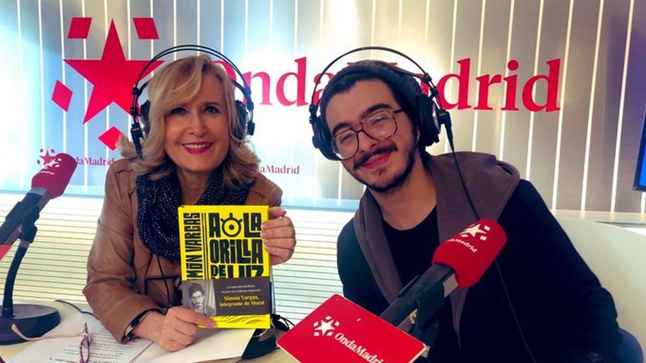 Simón Vargas, componente del grupo “Morat”, nos presenta su libro “A la orilla de la luz”