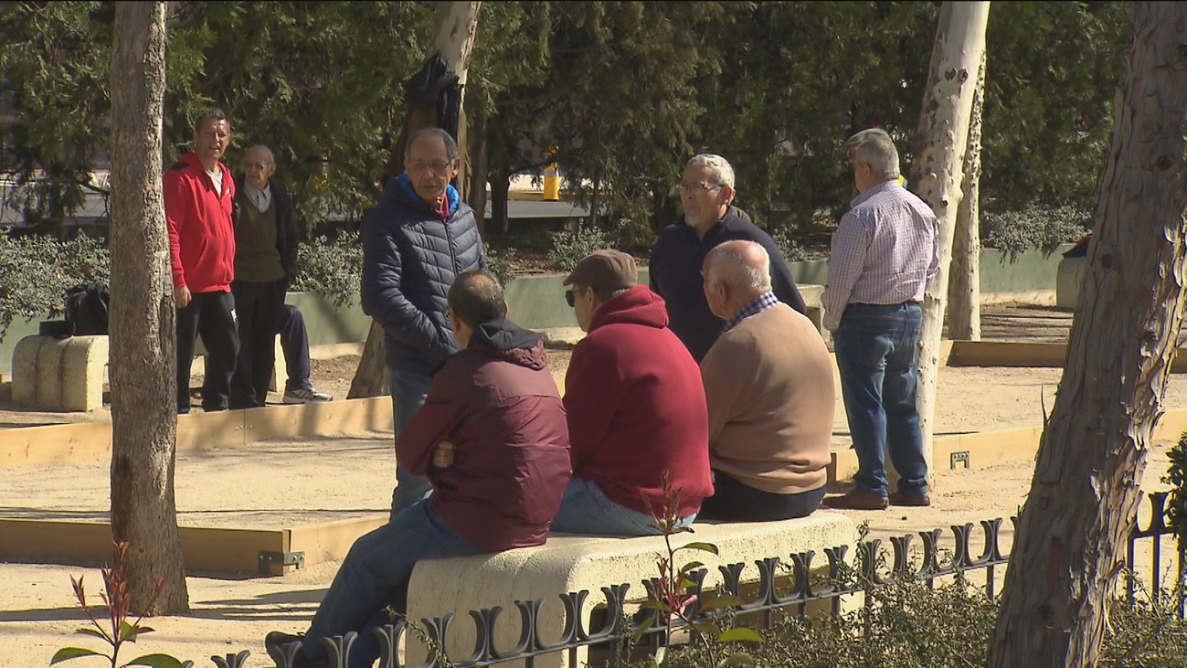 Los mayores no tienen miedo al coronavirus y salen a la calle