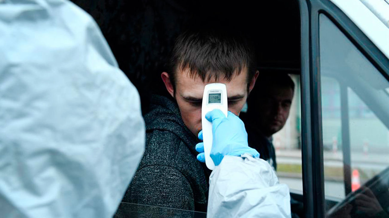 Personal sanitario toma la temperatura a un trabajador como medida de prevención ante el coronavirus