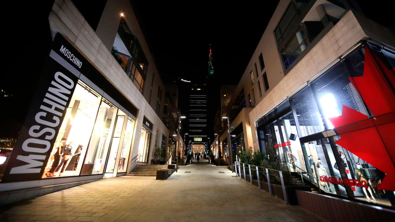 Una galería comercial de Milán cerrada por el coronavirus