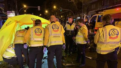 Detenidos los ocupantes de un coche tras atropellar a un motorista y darse a la fuga en la calle Alcalá