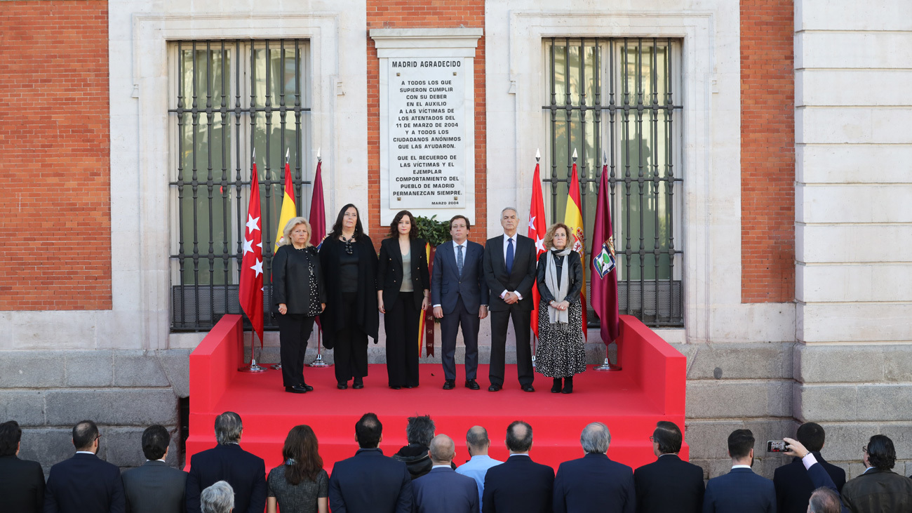 Ayuso y Almeida rinden homenaje a las víctimas del 11-M en la Puerta del Sol