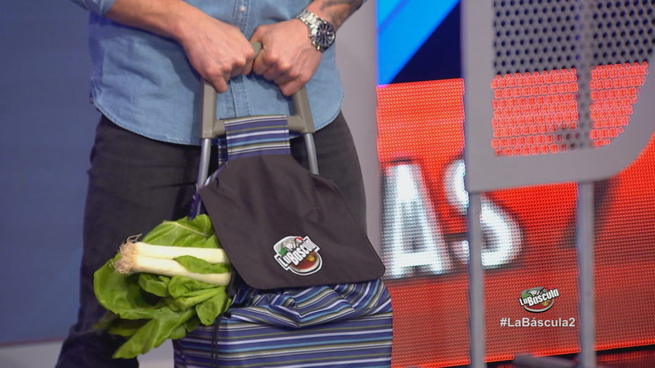 La mejor forma de subir el carro de la compra por las escaleras sin dañarnos la espalda