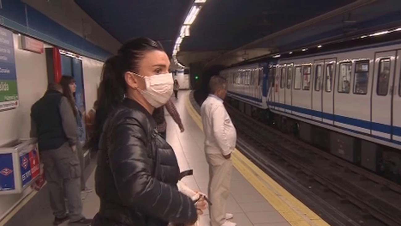 Desinfectan el transporte público en Madrid que registra menos afluencia en el primer día sin colegios