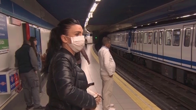 Desinfectan el transporte público en Madrid que registra menos afluencia en el primer día sin colegios