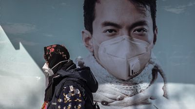 China da por superado el pico de transmisiones de COVID-19 en el país