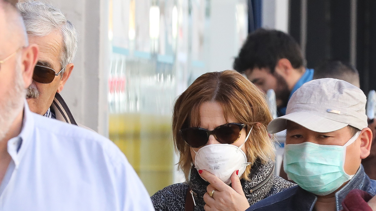 Varias personas pasean con mascarilla como consecuencia del coronavirus, en el barrio de Usera (Europa Press)