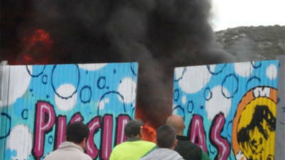 Los bomberos apagan un incendio junto a la piscina municipal de Torres de la Alameda