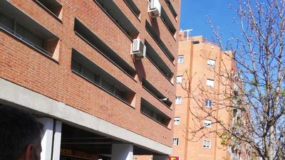 Los madrileños acuden en masa a comprar tabaco pese a que los estancos no cierran