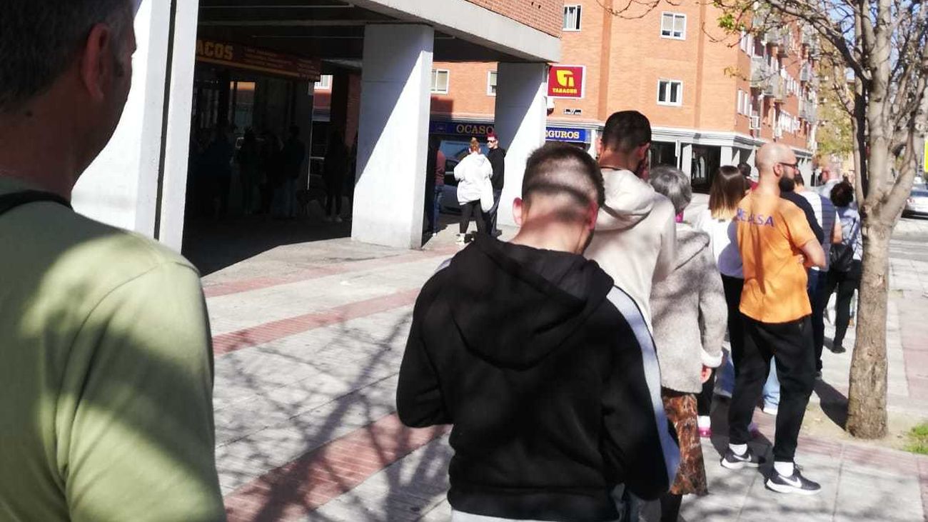 Colas para comprar tabaco ante la alerta por el coronavirus