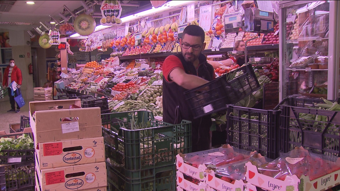 Los madrileños acuden a los mercados evitando aglomeraciones