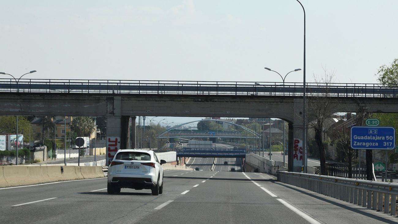 Vista de la A2 en Madrid dirección a Zaragoza, este domingo, que muestra la poca afluencia de tráfico tras la declaración de estado de alarma