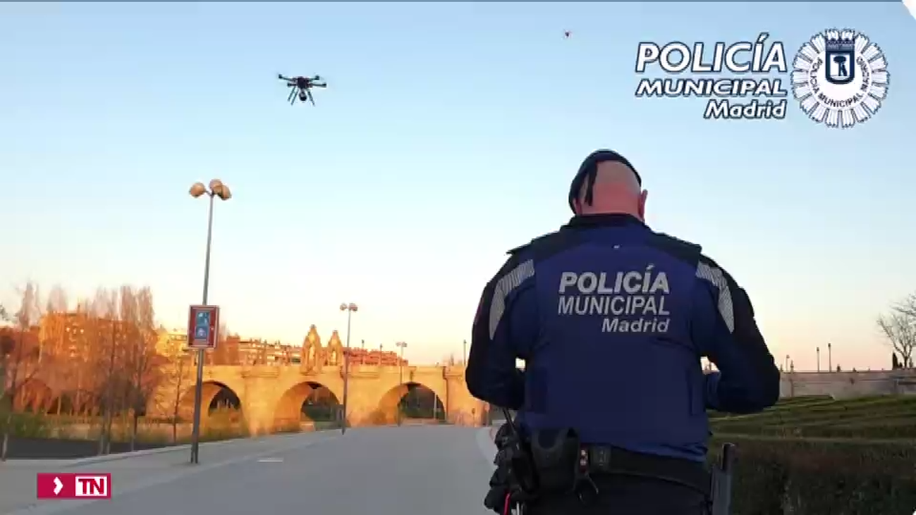 La  Policía Municipal de Madrid usa drones para instar a la gente a que permanezca en casa