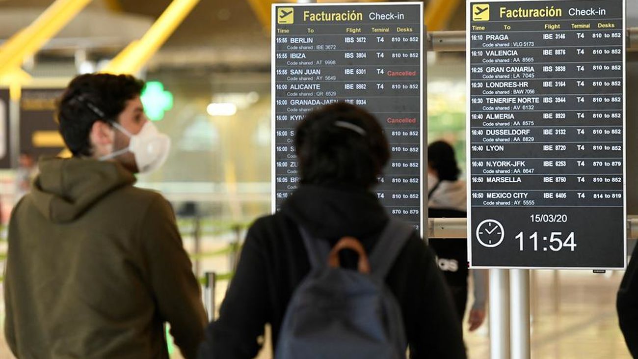 Mirando un panel de vuelos en el aeropuerto de Barajas