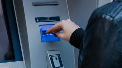 "La forma más fácil de escapar de las comisiones... es cambiar de banco", dicen los expertos