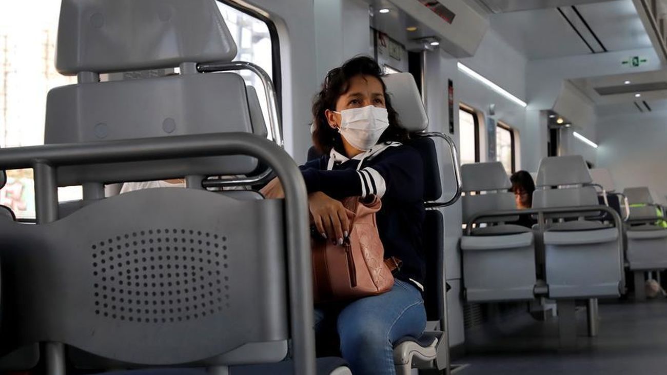 Una viajera en el Cercanías de Madrid