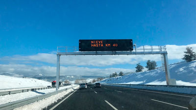La nieve complica el tráfico en vías de Madrid, Castilla y León y Asturias